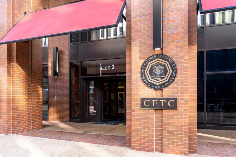 Cơ quan CFTC (Ủy ban Giao dịch Hàng hóa và Chứng khoán) là một cơ quan quản lý tài chính của chính phủ Mỹ, có trách nhiệm giám sát thị trường hàng hóa, chứng khoán và tiền tệ.