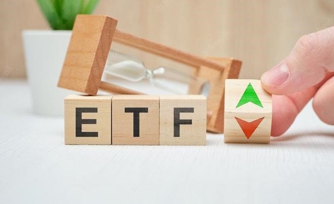 Tính chất của quỹ ETF là đó là một loại quỹ đầu tư được giao dịch công khai trên sàn giao dịch chứng khoán, được hình thành bằng cách huy động vốn từ nhiều nhà đầu tư và đầu tư vào một danh mục đa dạng của các cổ phiếu, trái phiếu, hoặc tài sản tài chính khác. Quỹ ETF cung cấp sự linh hoạt, tính thanh khoản cao và chi phí thấp cho các nhà đầu tư, và cho phép họ tham gia vào một phần của thị trường chứng khoán mà không cần mua trực tiế
