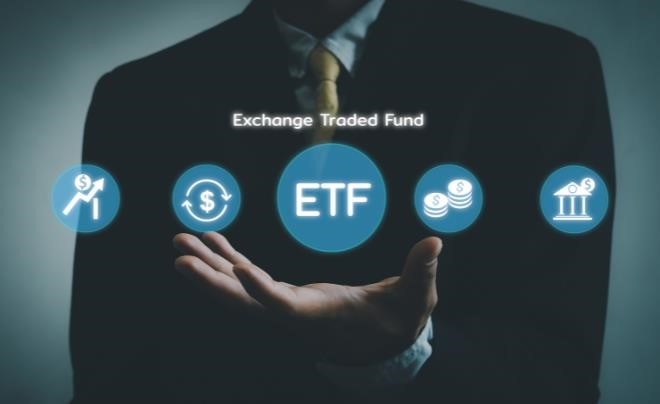 Quỹ ETF là một loại quỹ đầu tư được giao dịch trên sàn chứng khoán, được tạo ra để theo dõi và sao chép hiệu suất của một chỉ số cụ thể, nhằm mục đích đa dạng hóa danh mục đầu tư và tăng cường khả năng thanh khoản.